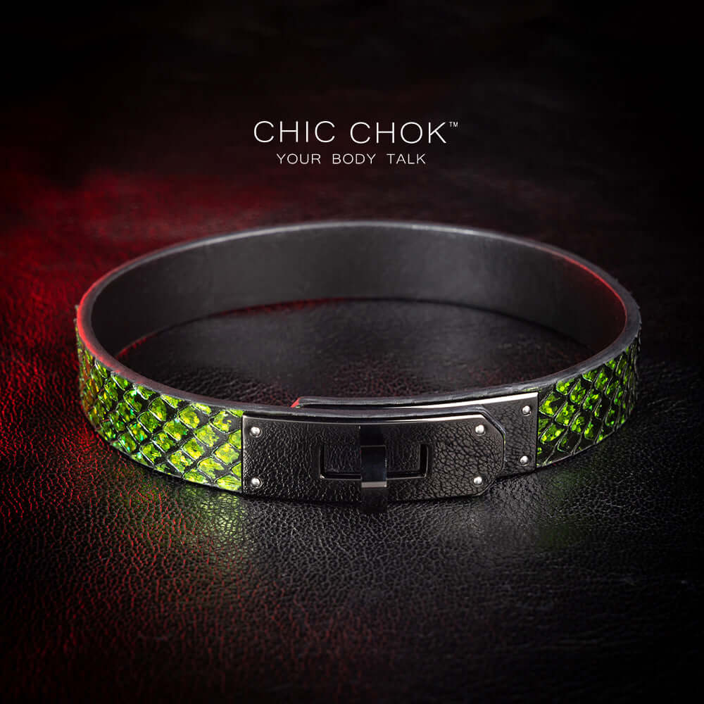 Medusa’s Kiss chicchok handcrafted leather choker featuring a striking green-scaled design with a sleek black clasp. Perfect for bold and edgy fashion statements.