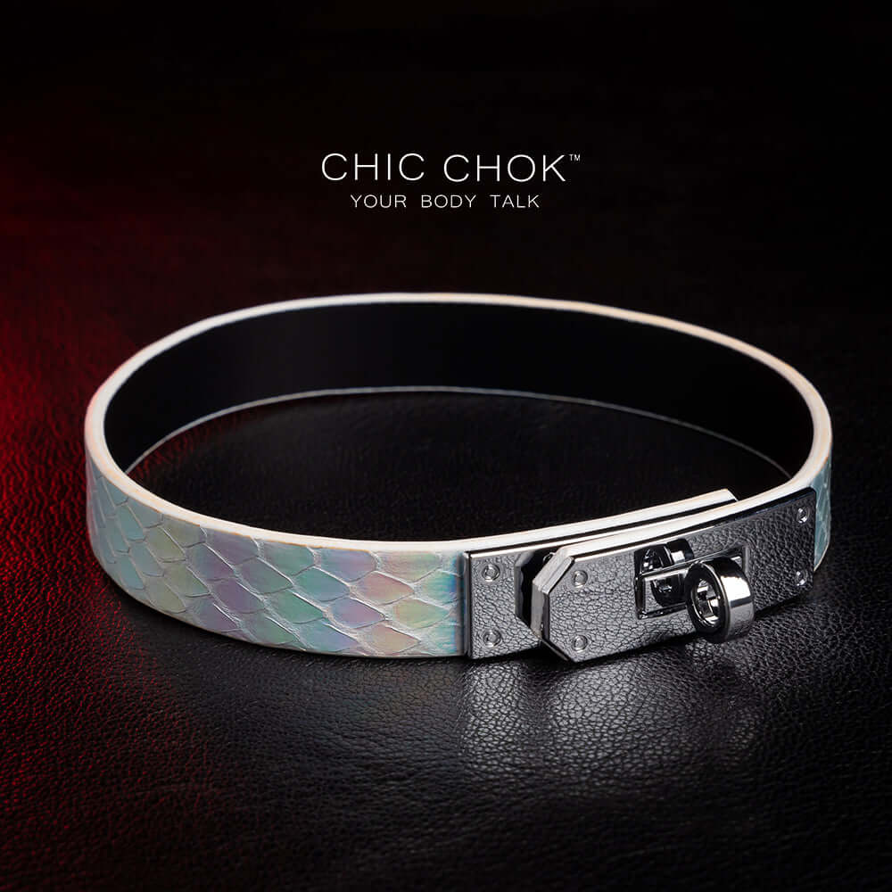 chicchok Quain - Collar chicchok iridescent python leather with metallic silver clasp, suitable for pairing with high-end white clothes, wearing it will have reflective colorful colors