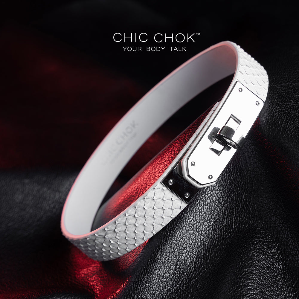 Silver-colored carabiner fishscale white grain leather necklace: a perfect blend of fashion and classicism.