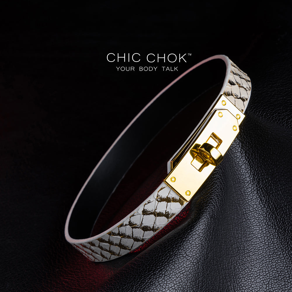 White leather necklace with gold-tone clasp: the perfect combination of luxury and texture.