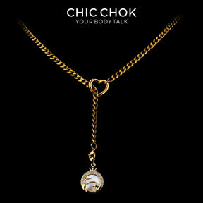 Collier cravate en Y Whispering Selene CHICCHOK | Chaîne dorée à maillons cubains en acier inoxydable avec cœur | Pendentif lune astrologique en nacre et strass décliné en 12 signes du zodiaque