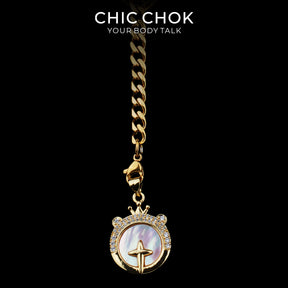 Collier cravate en Y Whispering Selene CHICCHOK | Chaîne dorée à maillons cubains en acier inoxydable avec cœur | Pendentif lune astrologique en nacre et strass décliné en 12 signes du zodiaque