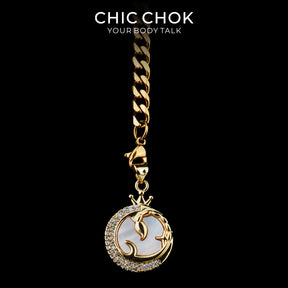Collier cravate en Y Whispering Selene CHICCHOK | Chaîne dorée à maillons cubains en acier inoxydable avec cœur | Pendentif lune astrologique en nacre et strass décliné en 12 signes du zodiaque