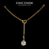 Collier cravate en Y Whispering Selene CHICCHOK | Chaîne dorée à maillons cubains en acier inoxydable avec cœur | Pendentif lune astrologique en nacre et strass décliné en 12 signes du zodiaque