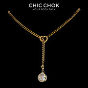 Collier cravate en Y Whispering Selene CHICCHOK | Chaîne dorée à maillons cubains en acier inoxydable avec cœur | Pendentif lune astrologique en nacre et strass décliné en 12 signes du zodiaque