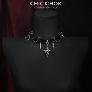 CHICCHOK Cloister Sunset 천연 가죽 초커 | 고딕 가시 십자가 펜던트 칼라 | 럭셔리 바로크 단검 전복적 테크웨어 주얼리