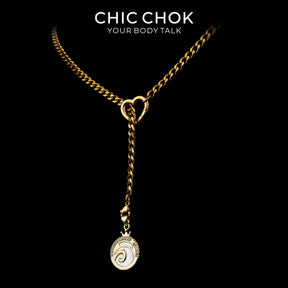 Collier cravate en Y Whispering Selene CHICCHOK | Chaîne dorée à maillons cubains en acier inoxydable avec cœur | Pendentif lune astrologique en nacre et strass décliné en 12 signes du zodiaque