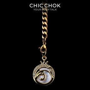 Collier cravate en Y Whispering Selene CHICCHOK | Chaîne dorée à maillons cubains en acier inoxydable avec cœur | Pendentif lune astrologique en nacre et strass décliné en 12 signes du zodiaque