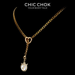 Collier cravate en Y Whispering Selene CHICCHOK | Chaîne dorée à maillons cubains en acier inoxydable avec cœur | Pendentif lune astrologique en nacre et strass décliné en 12 signes du zodiaque