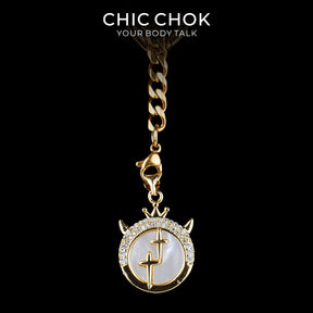 Collier cravate en Y Whispering Selene CHICCHOK | Chaîne dorée à maillons cubains en acier inoxydable avec cœur | Pendentif lune astrologique en nacre et strass décliné en 12 signes du zodiaque
