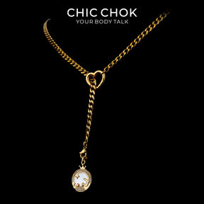 Collier cravate en Y Whispering Selene CHICCHOK | Chaîne dorée à maillons cubains en acier inoxydable avec cœur | Pendentif lune astrologique en nacre et strass décliné en 12 signes du zodiaque