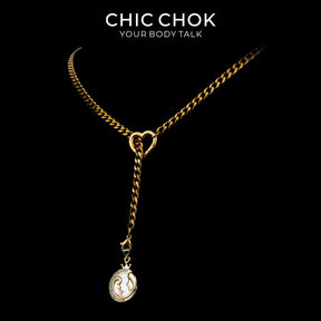 Collier cravate en Y Whispering Selene CHICCHOK | Chaîne dorée à maillons cubains en acier inoxydable avec cœur | Pendentif lune astrologique en nacre et strass décliné en 12 signes du zodiaque