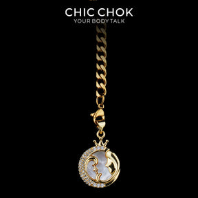 Collier cravate en Y Whispering Selene CHICCHOK | Chaîne dorée à maillons cubains en acier inoxydable avec cœur | Pendentif lune astrologique en nacre et strass décliné en 12 signes du zodiaque