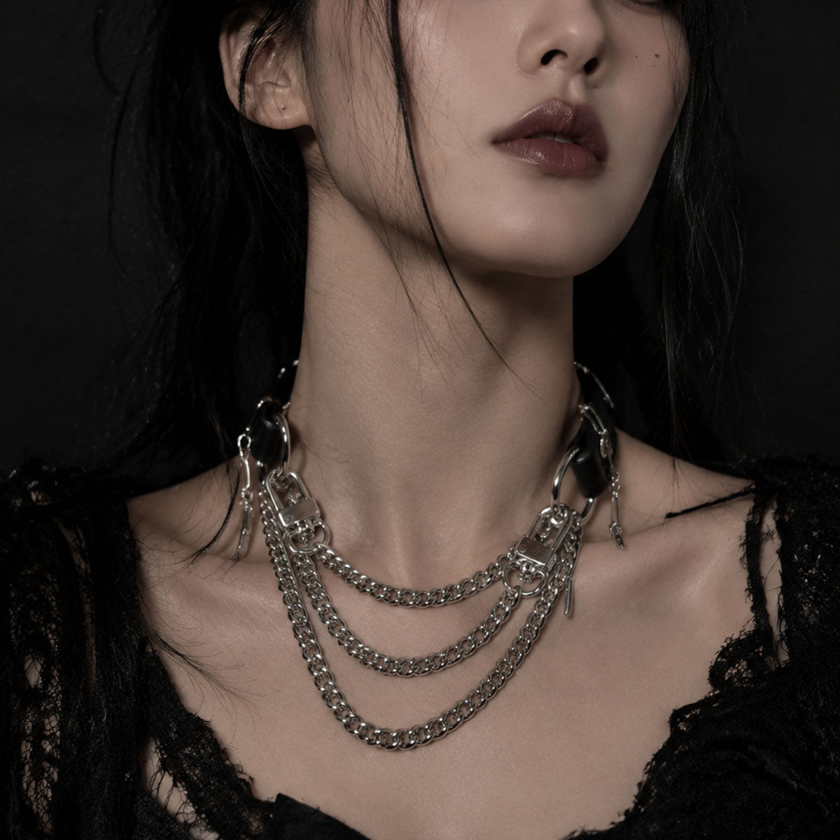 Ras-de-cou en cuir véritable CHICCHOK Cloister Sunset | Collier pendentif croix gothique à épines | Bijou techwear subversif luxe baroque avec dagues