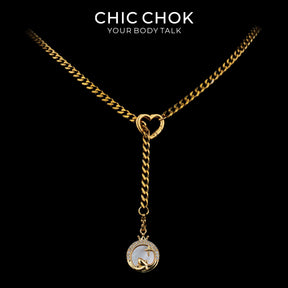 Collier cravate en Y Whispering Selene CHICCHOK | Chaîne dorée à maillons cubains en acier inoxydable avec cœur | Pendentif lune astrologique en nacre et strass décliné en 12 signes du zodiaque