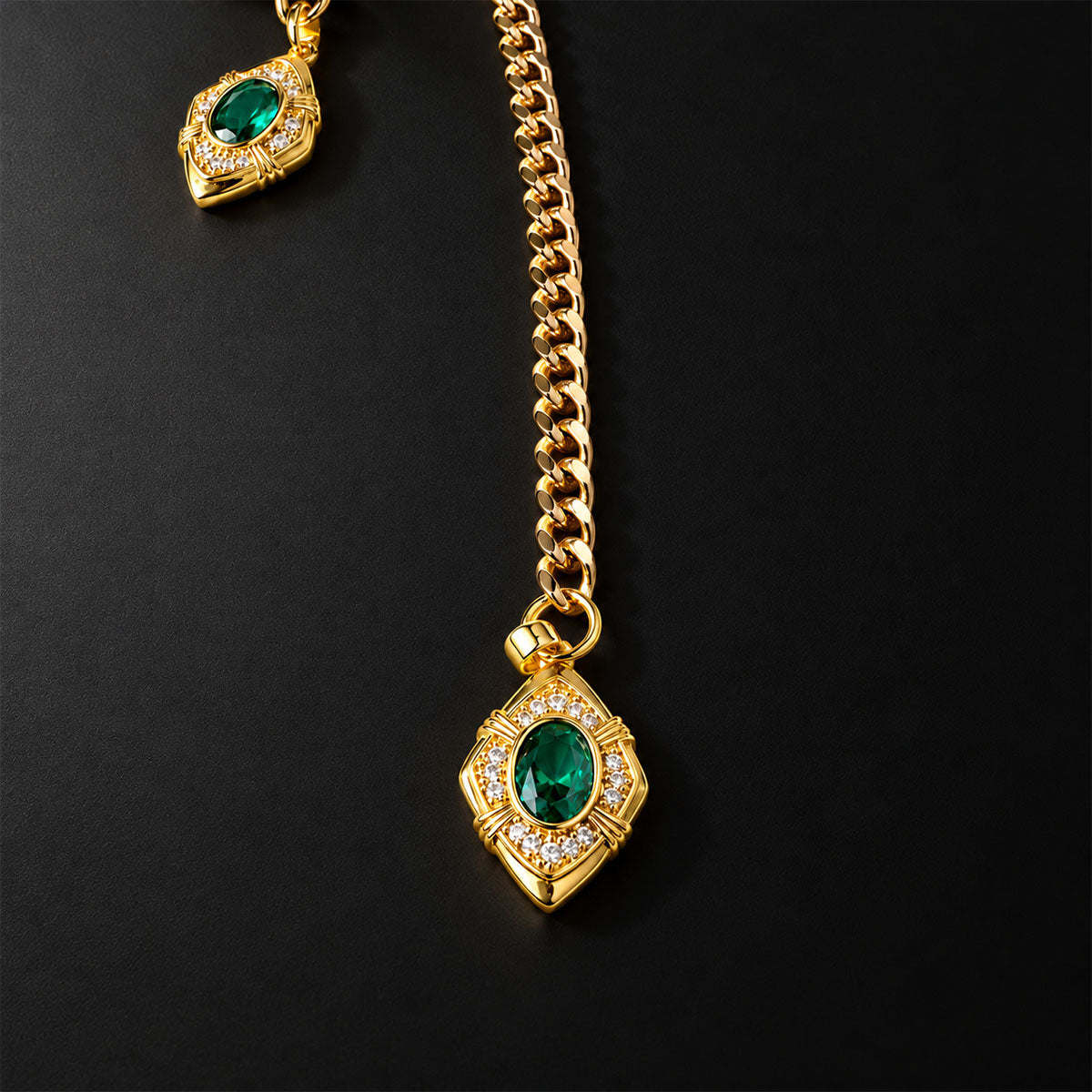 Collana Y-Lariat CHICCHOK Gilded Emerald Vigil | Catena cubana multistrato artigianale in acciaio titanio | Gioiello gotico luxury barocco con pendente in zircone verde