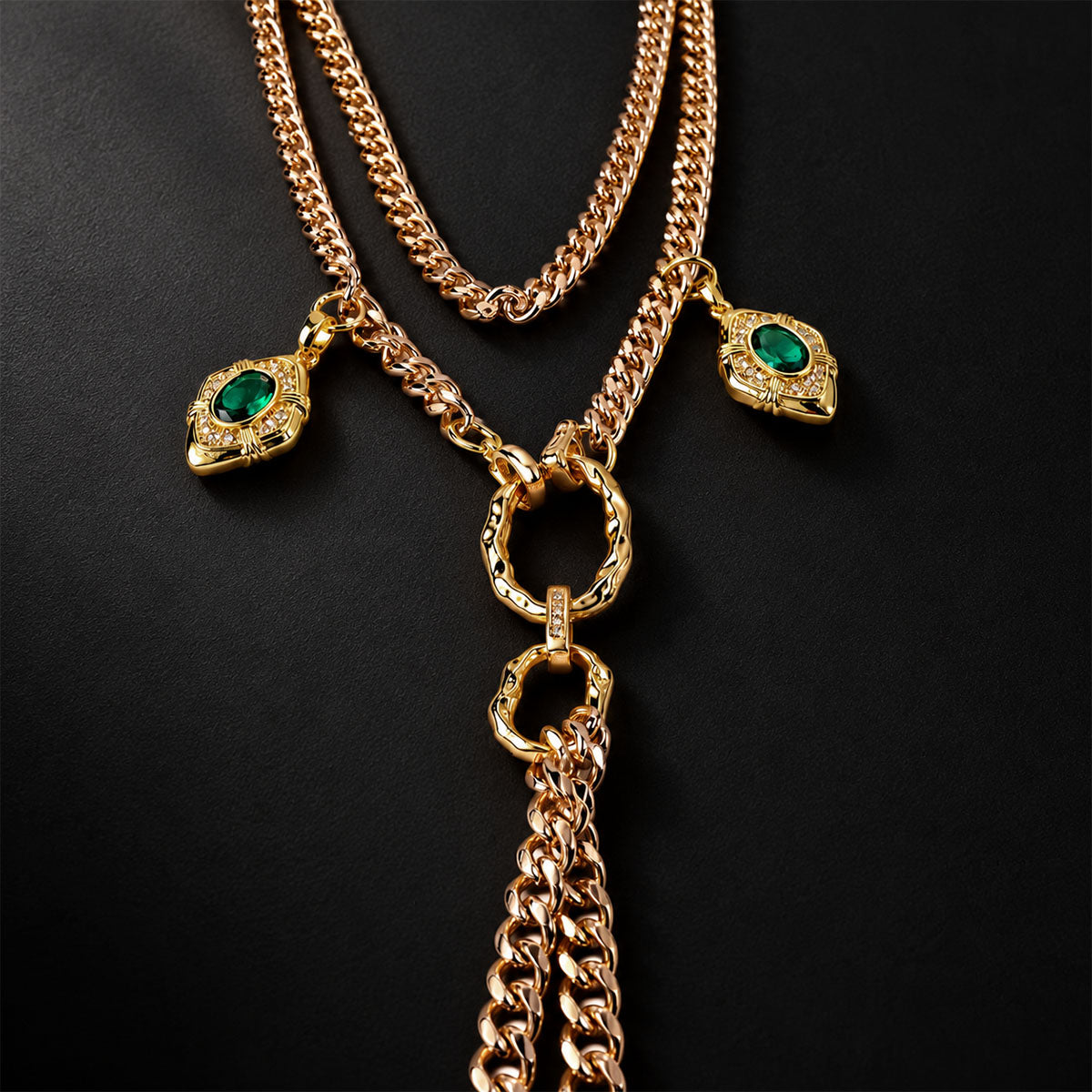 Collana Y-Lariat CHICCHOK Gilded Emerald Vigil | Catena cubana multistrato artigianale in acciaio titanio | Gioiello gotico luxury barocco con pendente in zircone verde