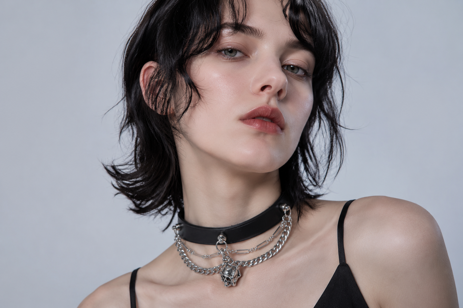 CHICCHOK[Rebel in Chains] Gothic-Choker-Halskette, schwarzes Echtleder mit mehrlagigen Ketten aus Zinklegierung, Totenkopf-Käfiganhänger, Punk-Stil, Choker