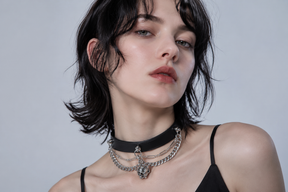 CHICCHOK[Rebel in Chains] Collar choker gótico, cuero genuino negro con cadenas de aleación de zinc en capas, colgante de calavera en jaula, estilo punk, choker