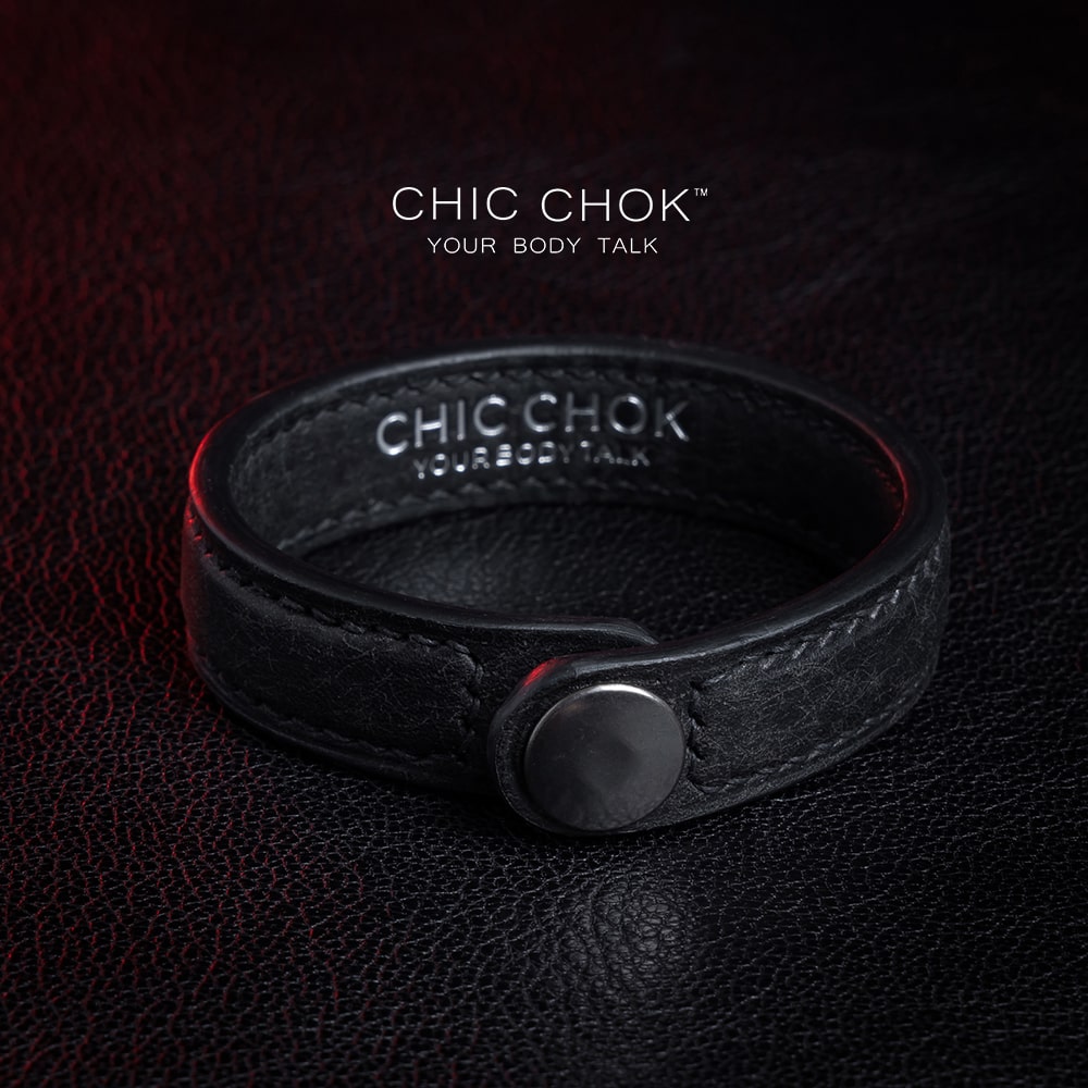 Italian vintage genuine leather bracelet, non-adjustable, available in multiple colors, matte black metal buckle, highlighting the low-key luxury style.