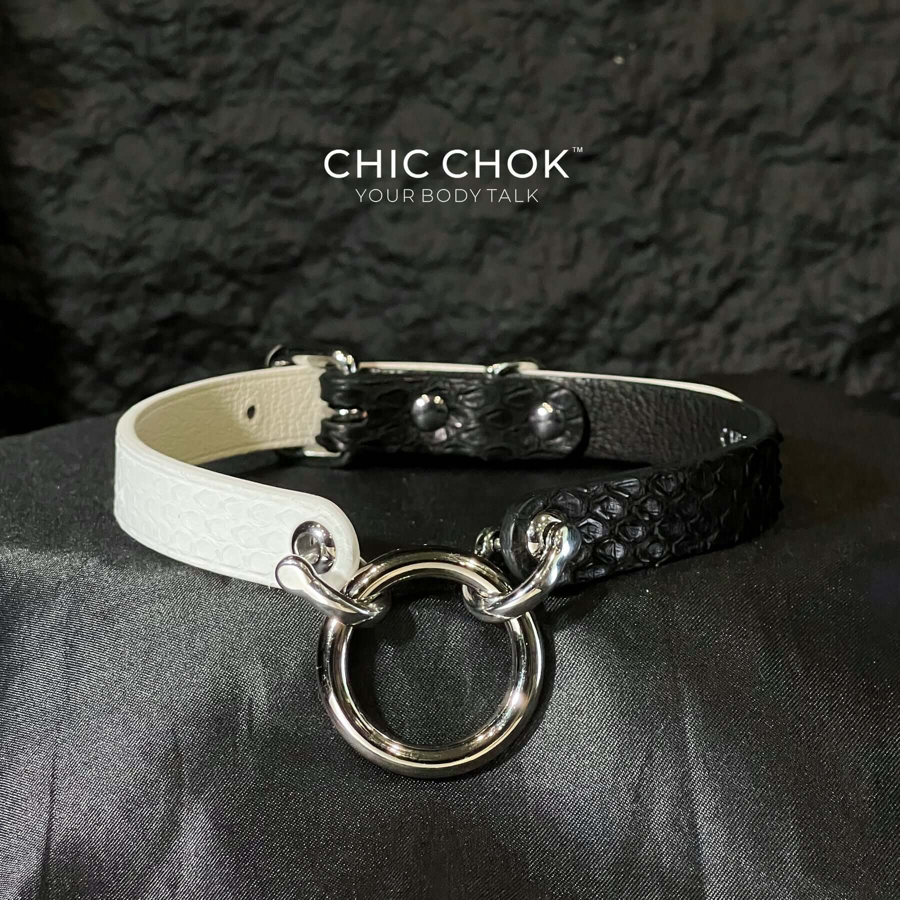 The chicchok genuine leather collar is a combination of black and white leather, a stylish and personalized combination that highlights your individuality.