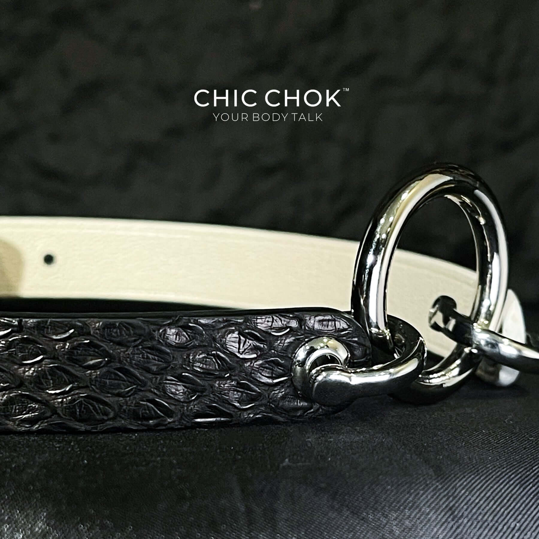 The chicchok genuine leather collar is a combination of black and white leather, a stylish and personalized combination that highlights your individuality.