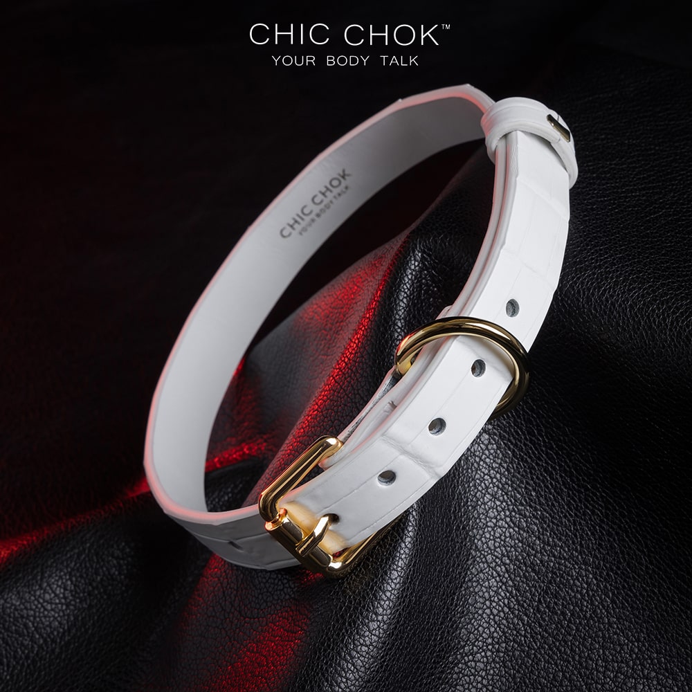chicchok collar, pure white crocodile leather texture design, simple, elegant style, suitable for daily wear
