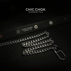 Adjustable spiked choker with intense silver spikes, perfect for alternative fashion.
