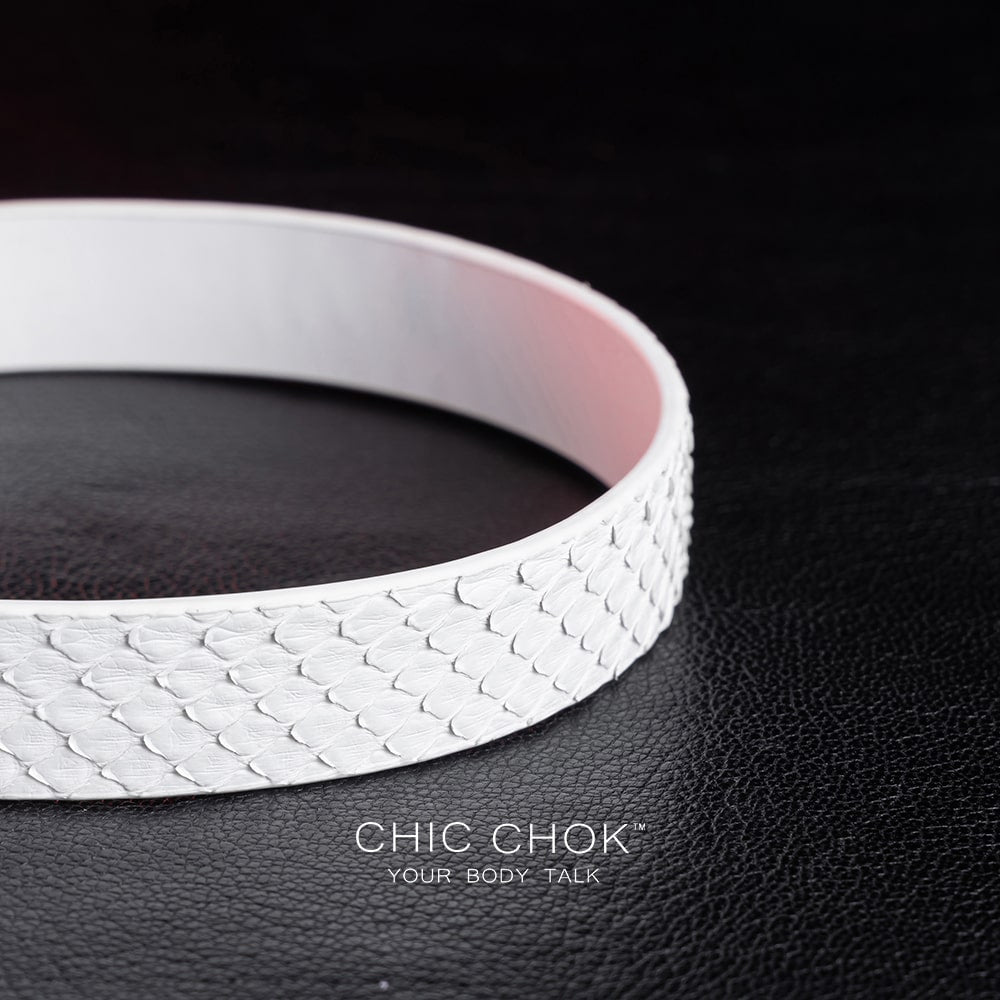 CHICCHOK-choker minimalism with Intricacy white collar handmade