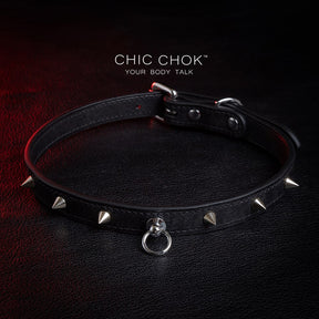 The black leather collar, decorated with silver spikes and small rings, highlights the punk style and is suitable for personalized daily wear and unique styling needs.