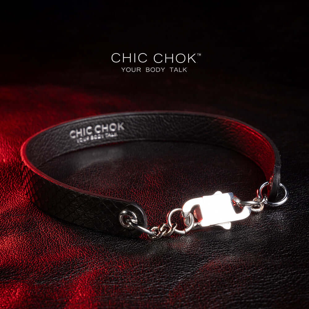 The chicchok black leather collar jewelry has a snakeskin texture on the surface, paired with silver chain and buckle details, showing a combination of elegance and personality.