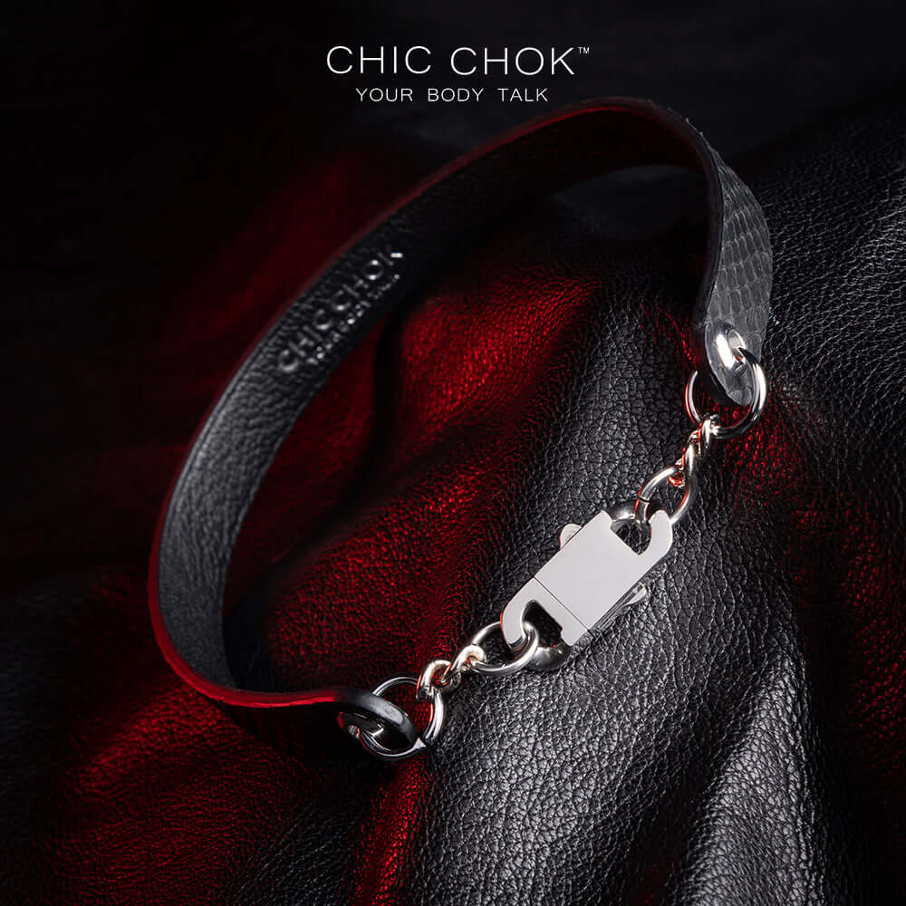 The chicchok black leather collar jewelry has a snakeskin texture on the surface, paired with silver chain and buckle details, showing a combination of elegance and personality.