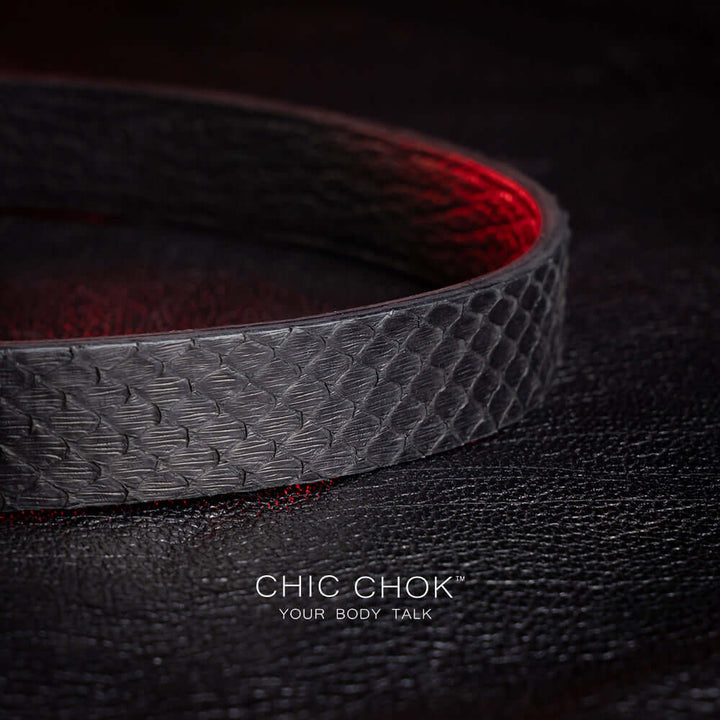 The chicchok black leather collar jewelry has a snakeskin texture on the surface, paired with silver chain and buckle details, showing a combination of elegance and personality.