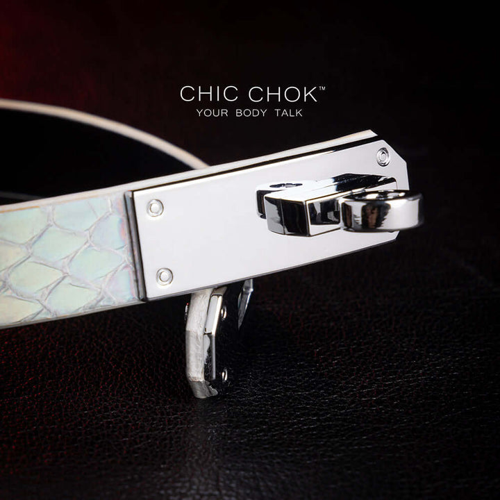 chicchok Quain - Collar chicchok iridescent python leather with metallic silver clasp, suitable for pairing with high-end white clothes, wearing it will have reflective colorful colors