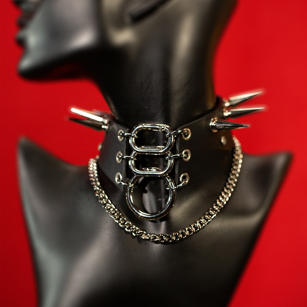Savage collar is unusual in that it boldly challenges conventional aesthetics and combines over-the-top, goth and wild design elements. 