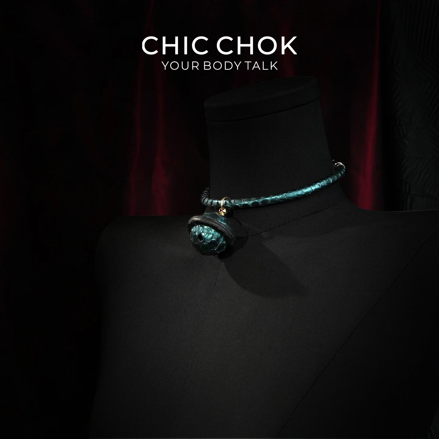 CHIC CHOK The Orchid’s Gaze Collier col teal à texture serpent avec pendentif clochette silencieuse