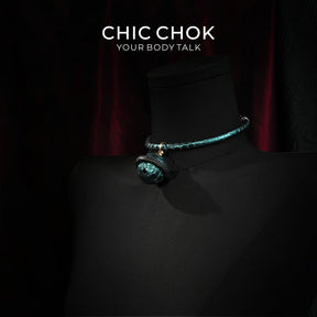 CHIC CHOK The Orchid’s Gaze Collier col teal à texture serpent avec pendentif clochette silencieuse