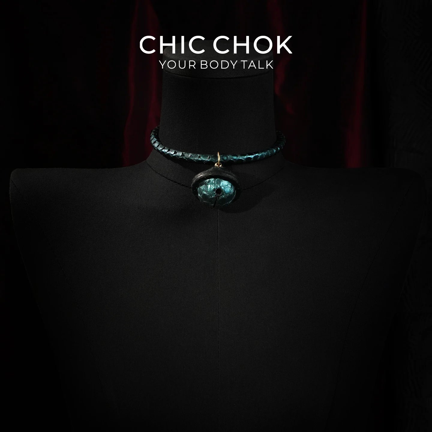 CHIC CHOK The Orchid’s Gaze Collier col teal à texture serpent avec pendentif clochette silencieuse