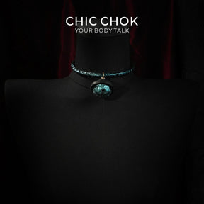 CHIC CHOK The Orchid’s Gaze Collier col teal à texture serpent avec pendentif clochette silencieuse