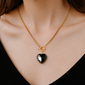 Collana CHICCHOK con cuore cremisi Y-Lariat | Catena a ginocchiera OT in acciaio inossidabile dorato | Gioielli con ciondolo a cuore in resina sfaccettata Dark Coquette